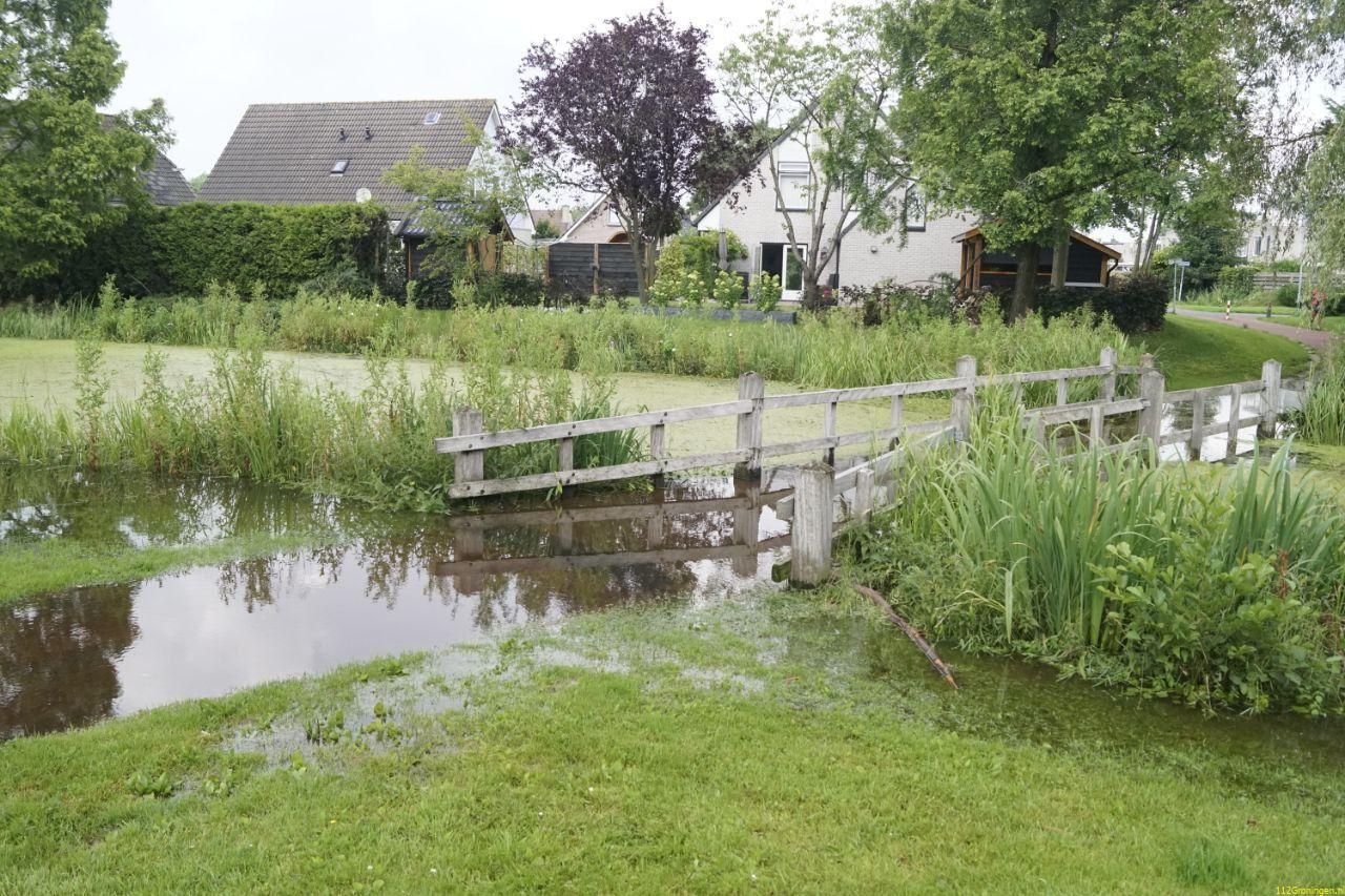 Fietsbrug, weilanden, straten en kelders onder water gelopen in Westerkwartier | 112Groningen, Actue