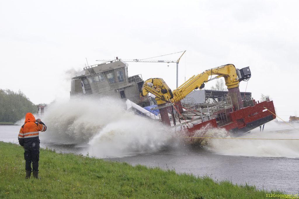 Boot te water, veel publiek