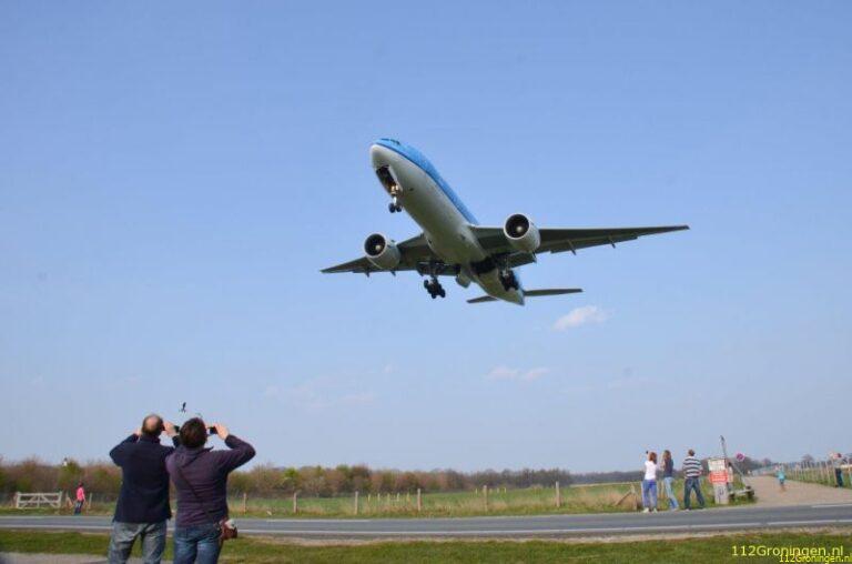 Boeing 777 maakt low approach op Groningen Airport Eelde