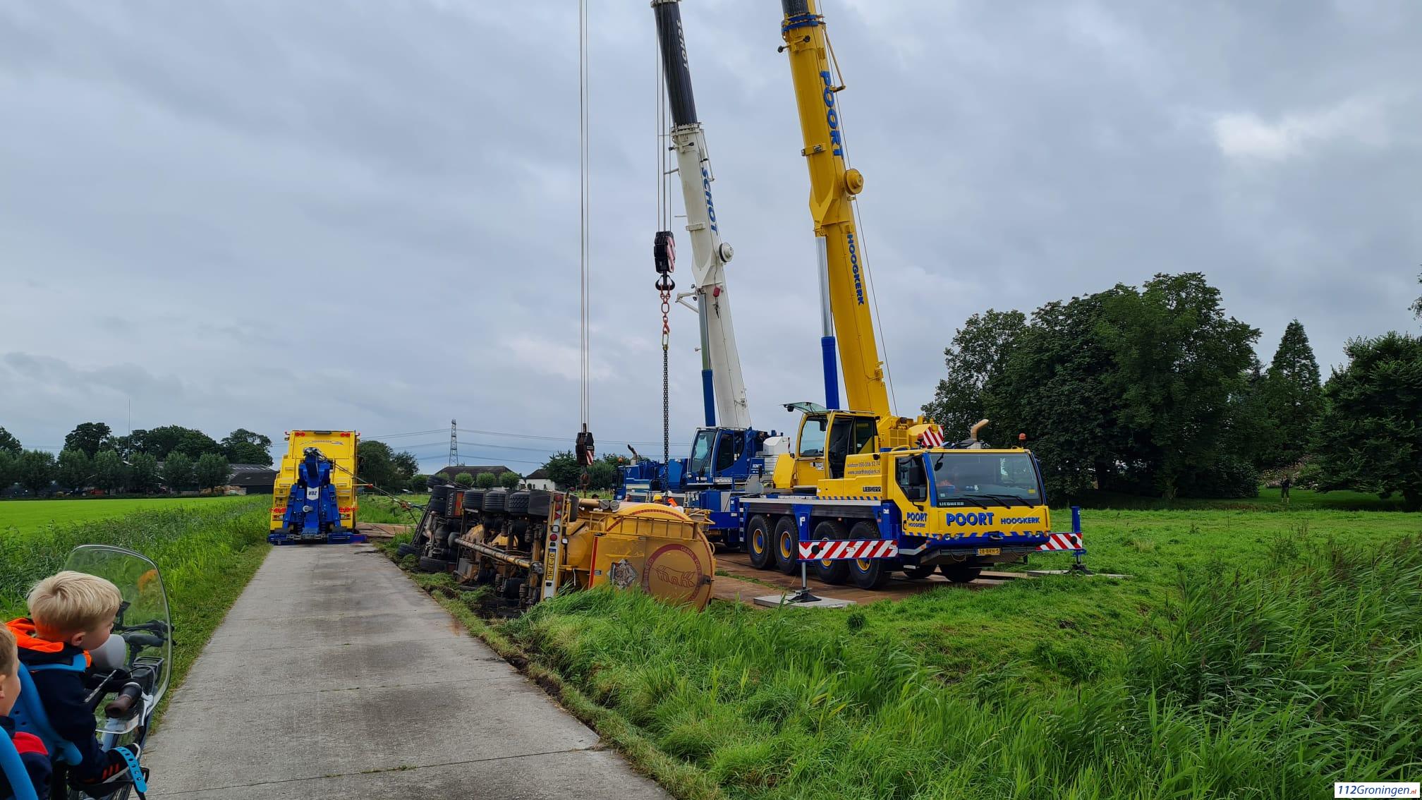 Gekantelde vrachtwagen in Appingedam geborgen. Gekantelde vrachtwagen in Appingedam geborgen.