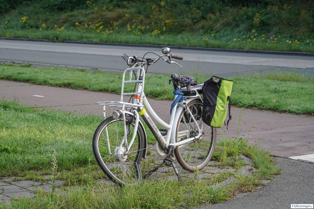 Fietsster licht gewond na aanrijding met automobilist in Groningen. Fietsster licht gewond na aanrijding met automobilist in Groningen.