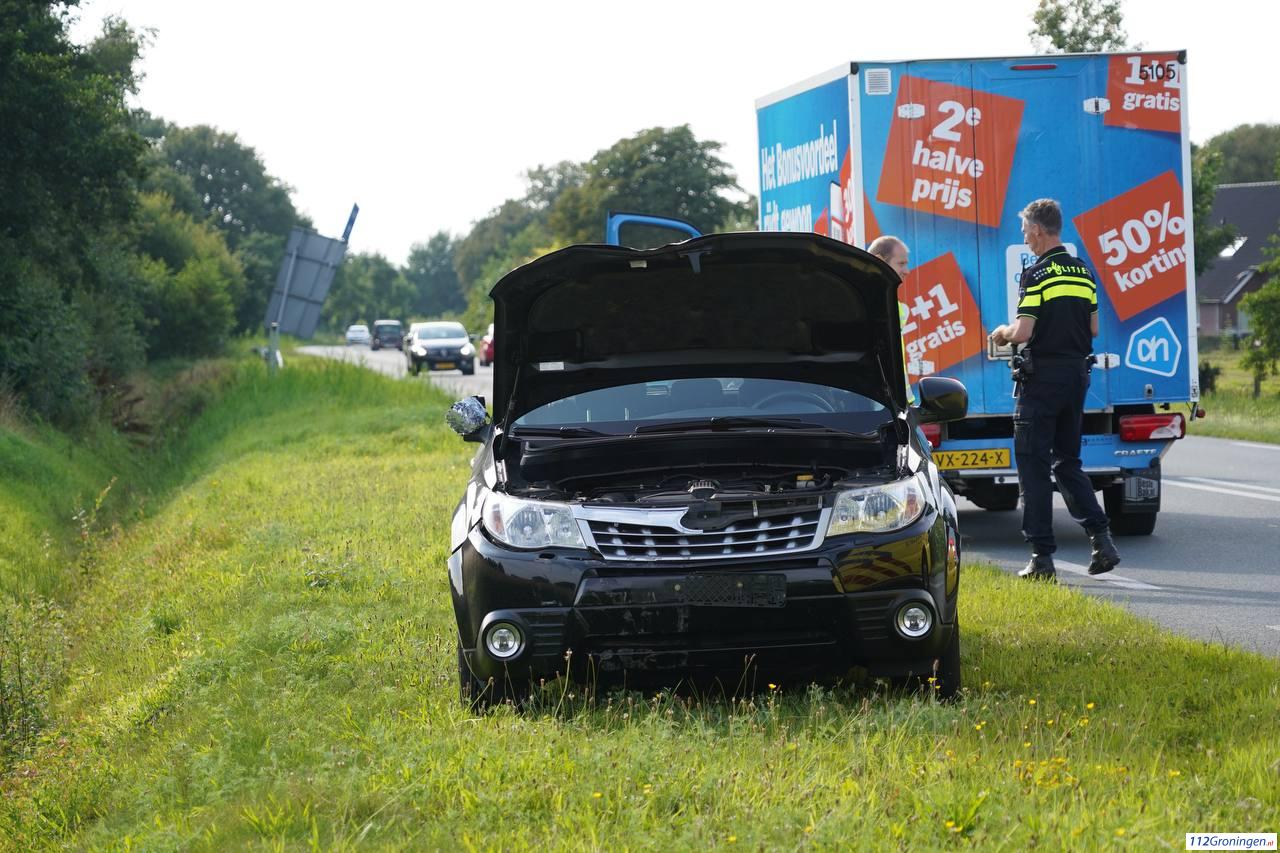 Automobilist ramt verkeersbord en raakt gewond bij Peize.