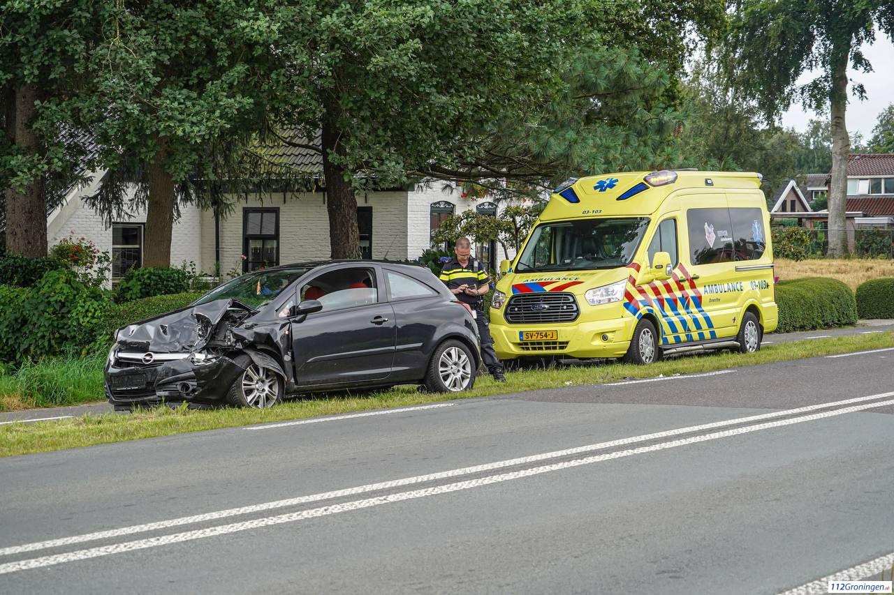 Twee auto s fors beschadigd bij kopstaart-botsing in Tynaarlo. Twee auto s fors beschadigd bij kopstaart-botsing in Tynaarlo.