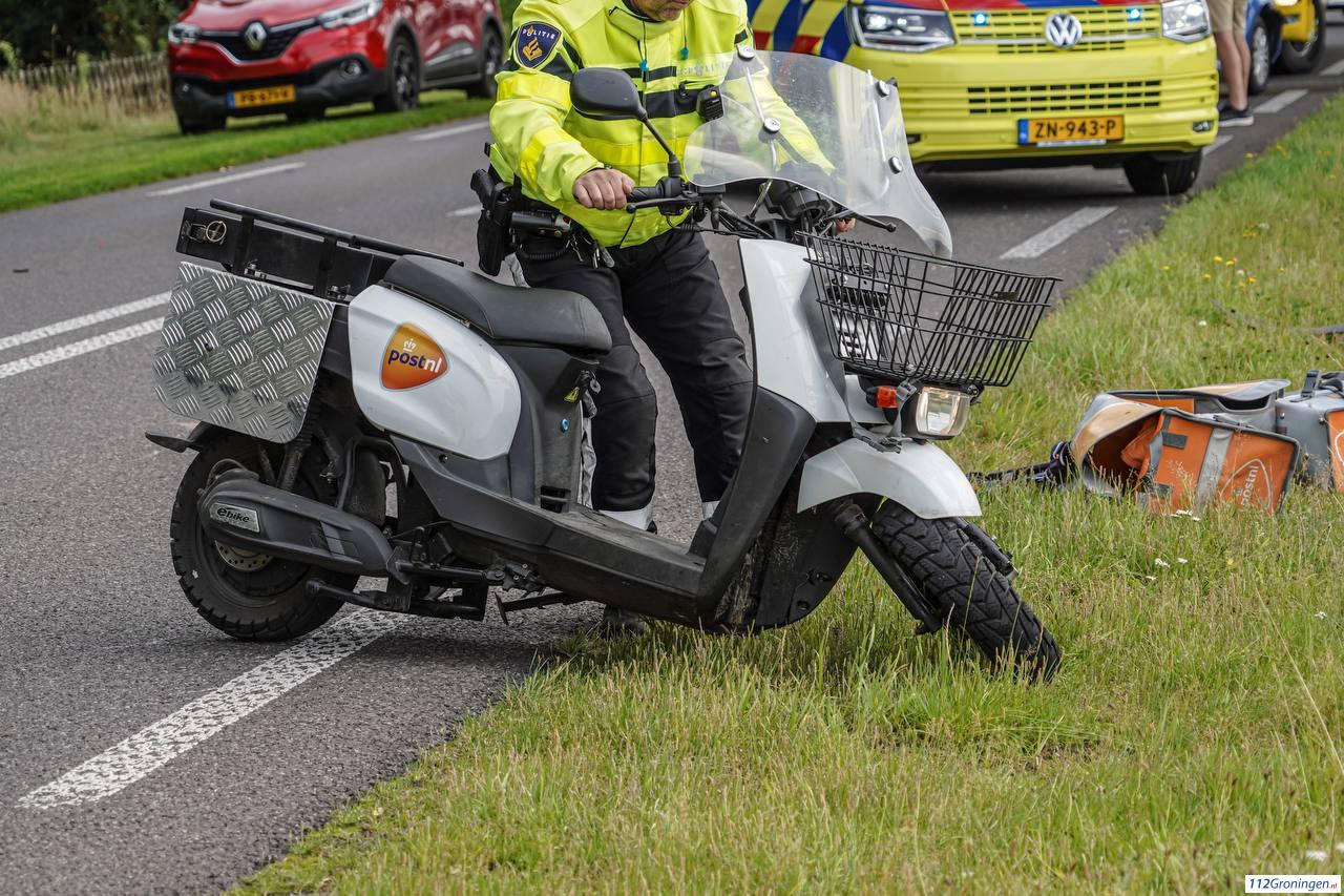 Postbezorger op scooter aangereden door automobilist in Donderen. Postbezorger op scooter aangereden door automobilist in Donderen.