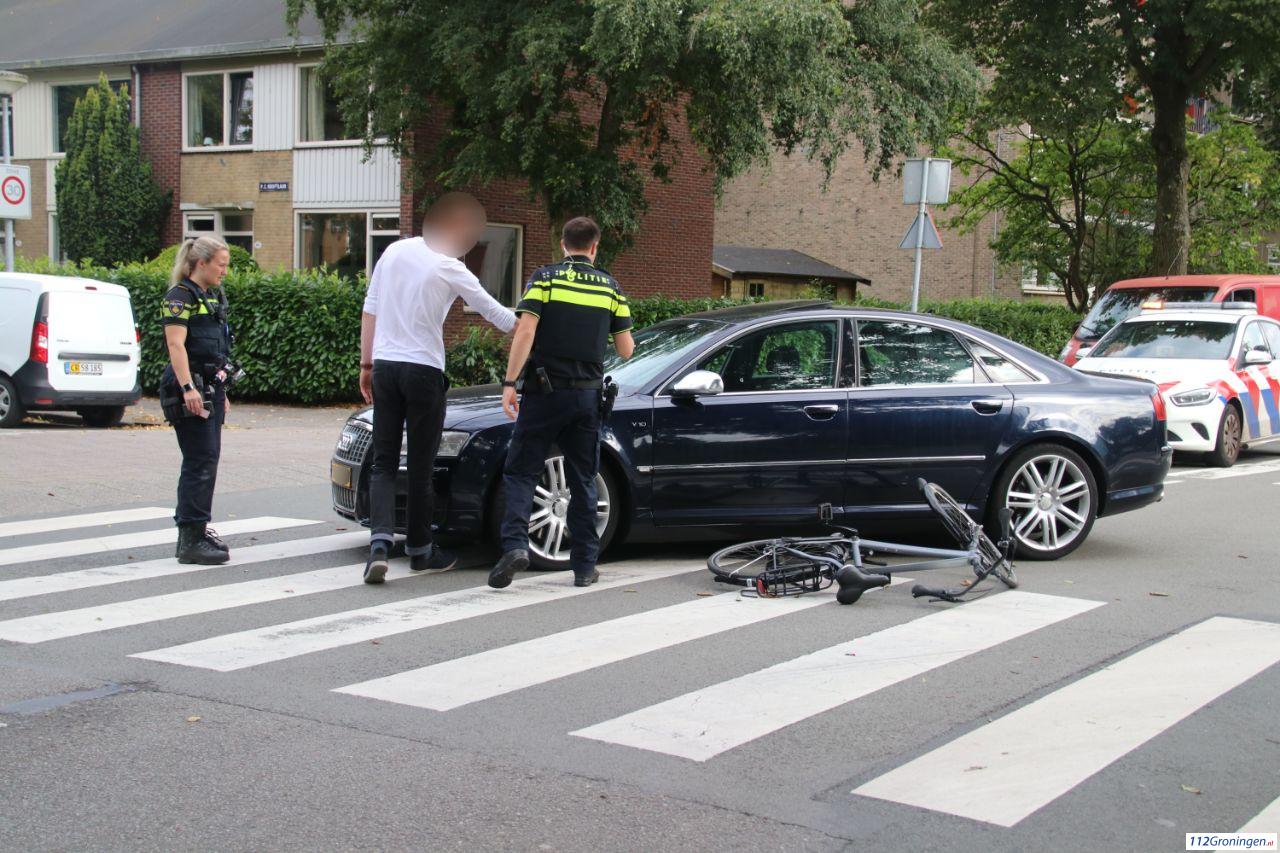 Fietser gewond naar ziekenhuis na aanrijding met automobilist in Groningen-Zuid. Fietser gewond naar ziekenhuis na aanrijding met automobilist in Groningen-Zuid.