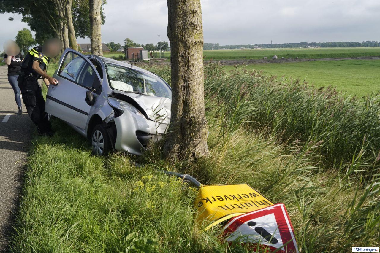 Automobilist botst frontaal tegen boom en raakt gewond - 112 Groningen