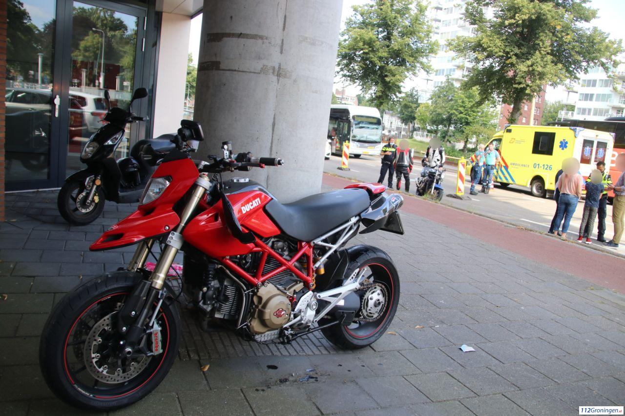 Motorrijders licht gewond bij aanrijding in stad Groningen. Motorrijders licht gewond bij aanrijding in stad Groningen.