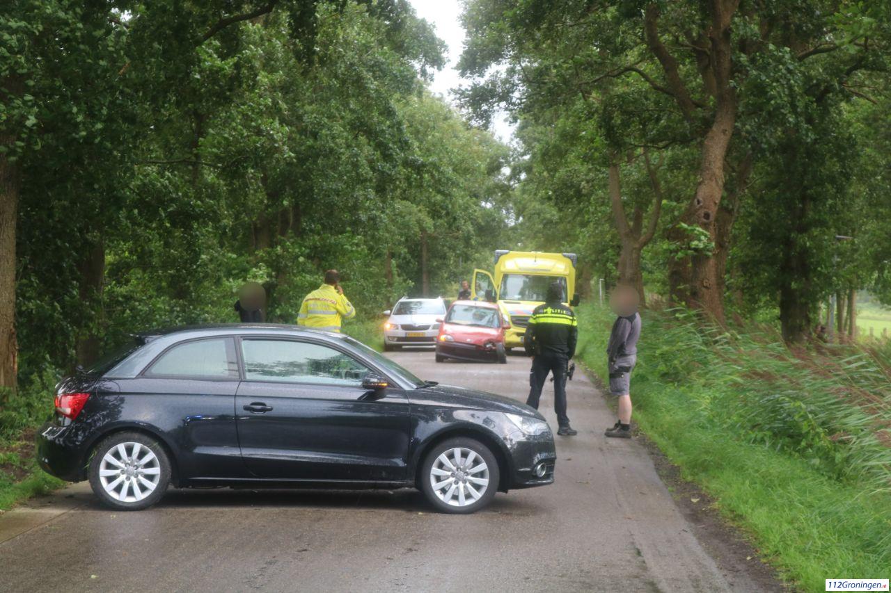 Personenwagens fors beschadigd bij ongeval in Lutjegast. Personenwagens fors beschadigd bij ongeval in Lutjegast.