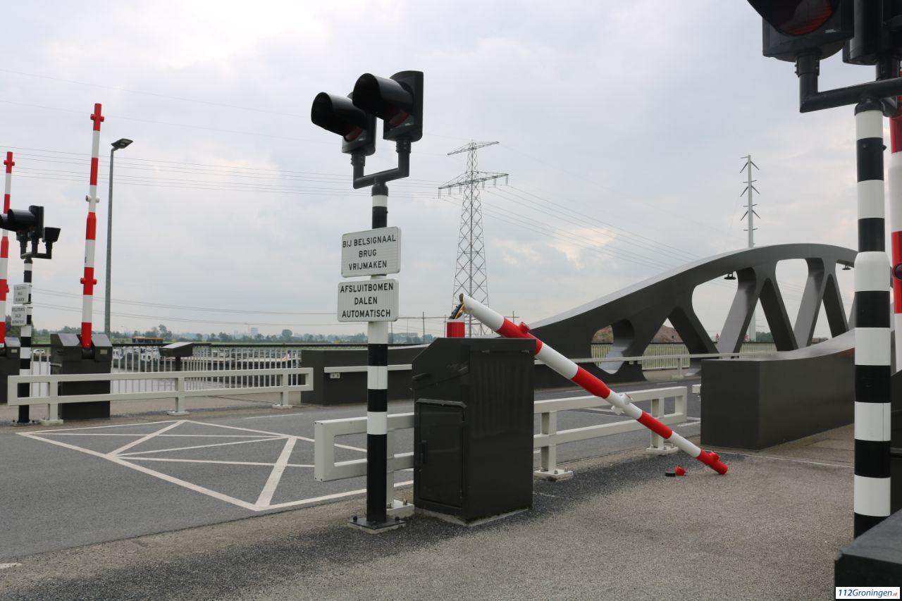 Vrachtwagenchauffeur rijdt slagboom kapot bij Brug Aduard | 112Groningen, Actueel nieuws over de hul