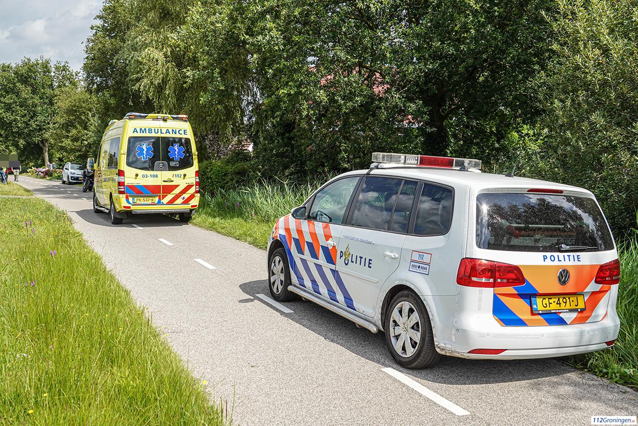 Vrouw aangereden door scooter bij Peize; scooterrijder gaat ervandoor. Vrouw aangereden door scooter bij Peize; scooterrijder gaat ervandoor.