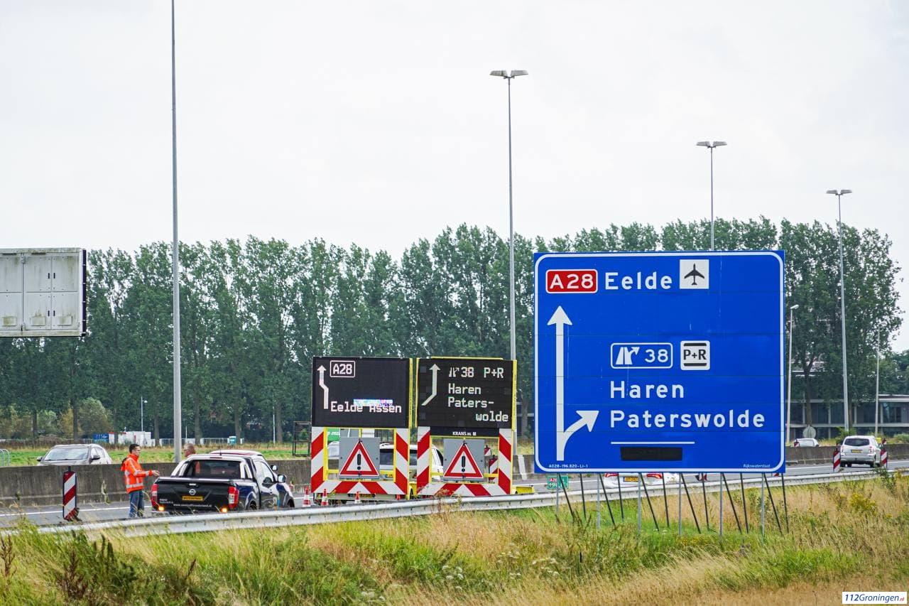 Rijkswaterstaat plaatst matrixborden bij middengeleider A28 na verkeersongeluk. Rijkswaterstaat plaatst matrixborden bij middengeleider A28 na verkeersongeluk.