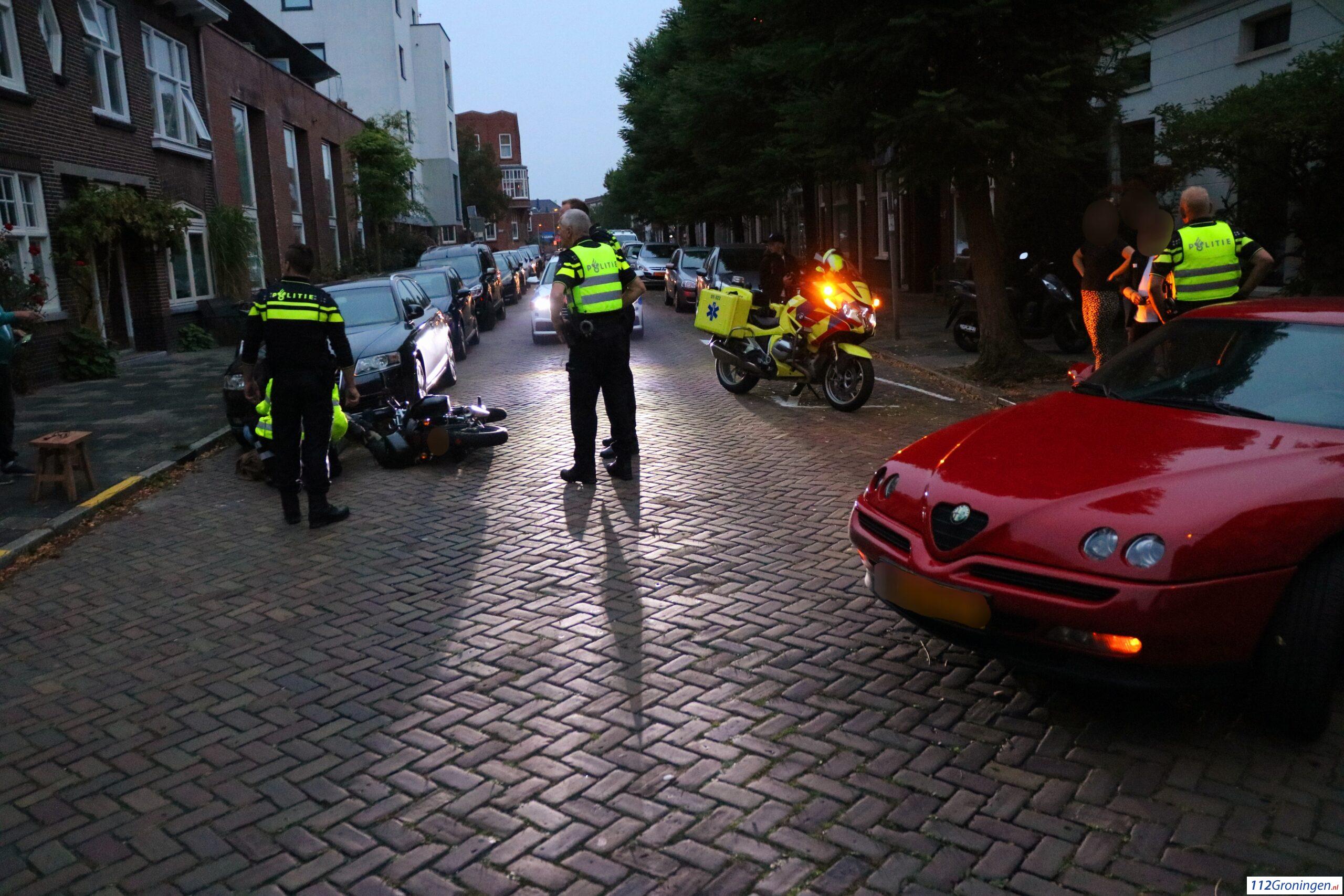 Bromfietser naar ziekenhuis na aanrijding met automobilist. Bromfietser naar ziekenhuis na aanrijding met automobilist.