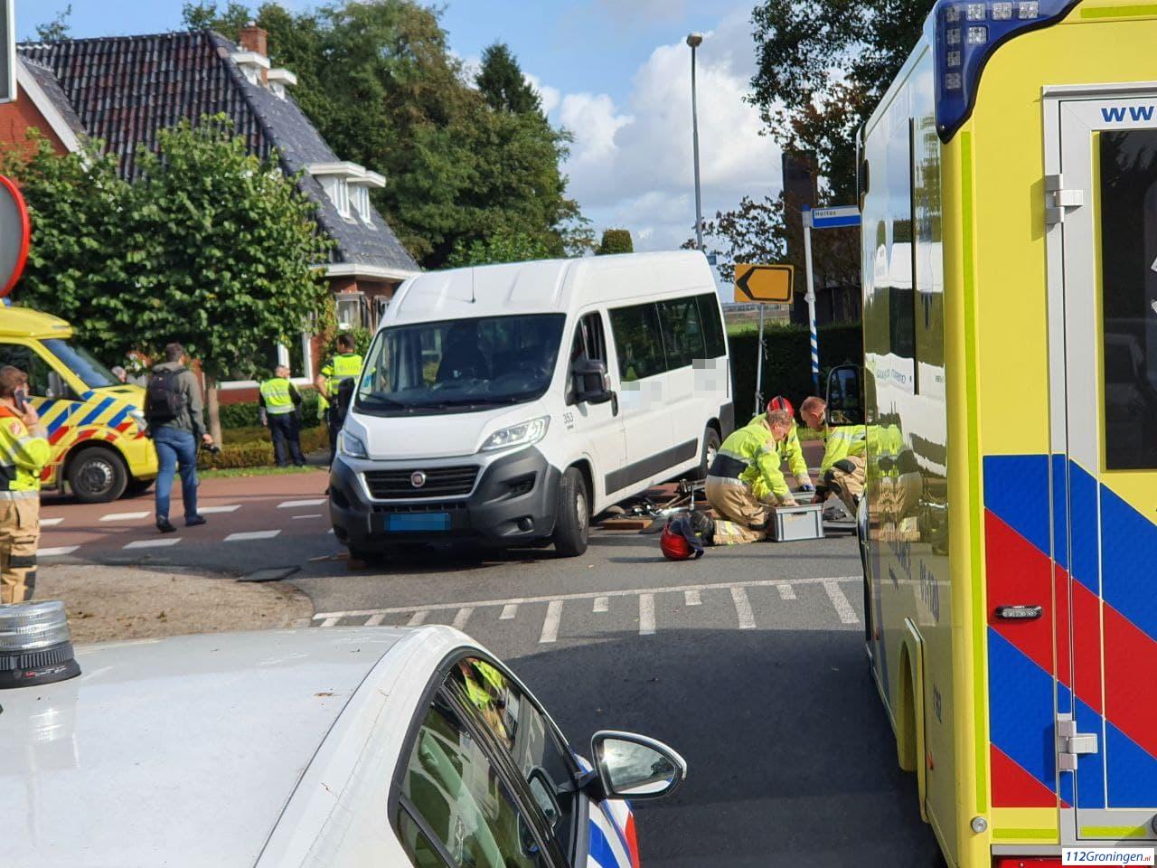 Fietsster raakt ernstig gewond bij aanrijding met taxibusje Dilgtweg Haren.