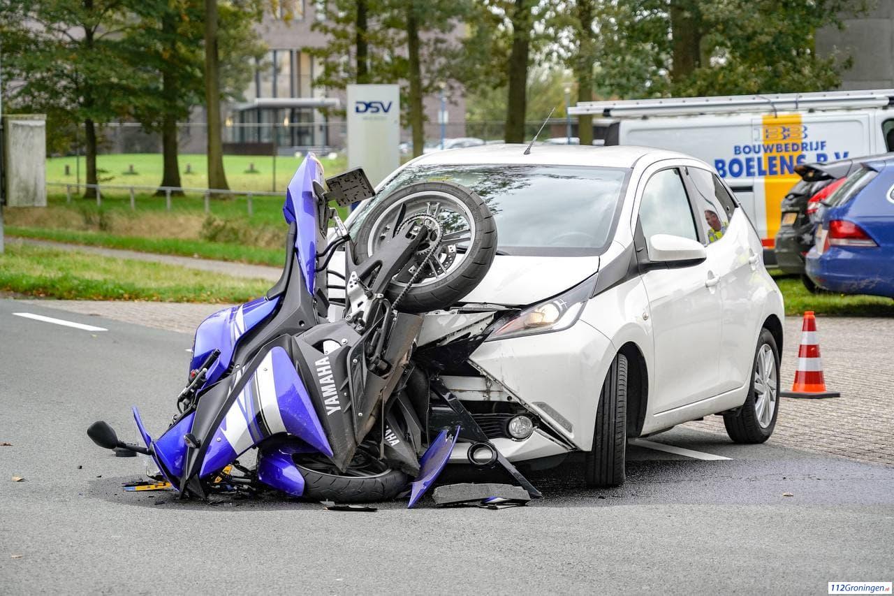 Motor raakt zwaar beschadigd bij ongeval met auto in Eelde.