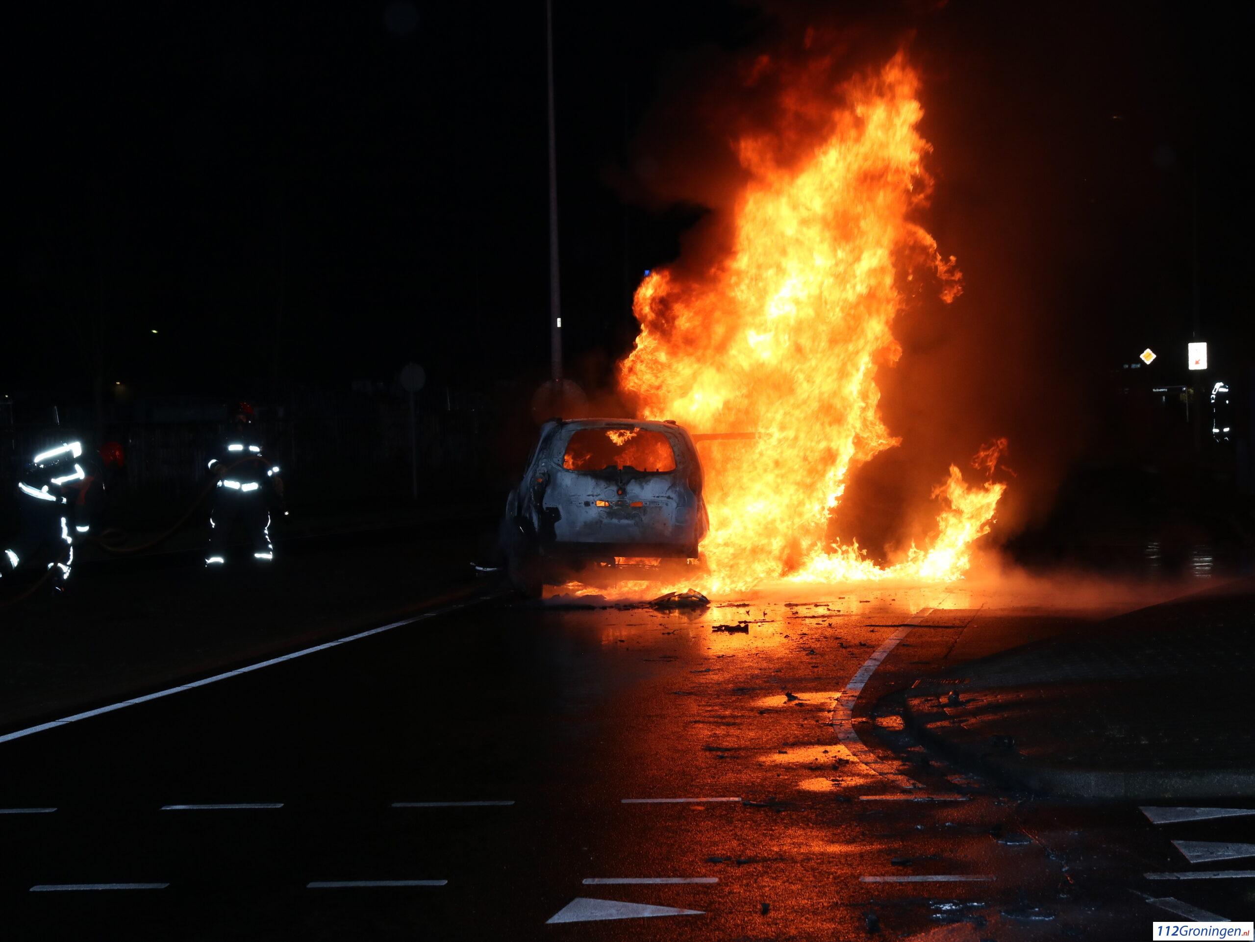Personenauto volledig uitgebrand bij verkeersongeval met ambulance.