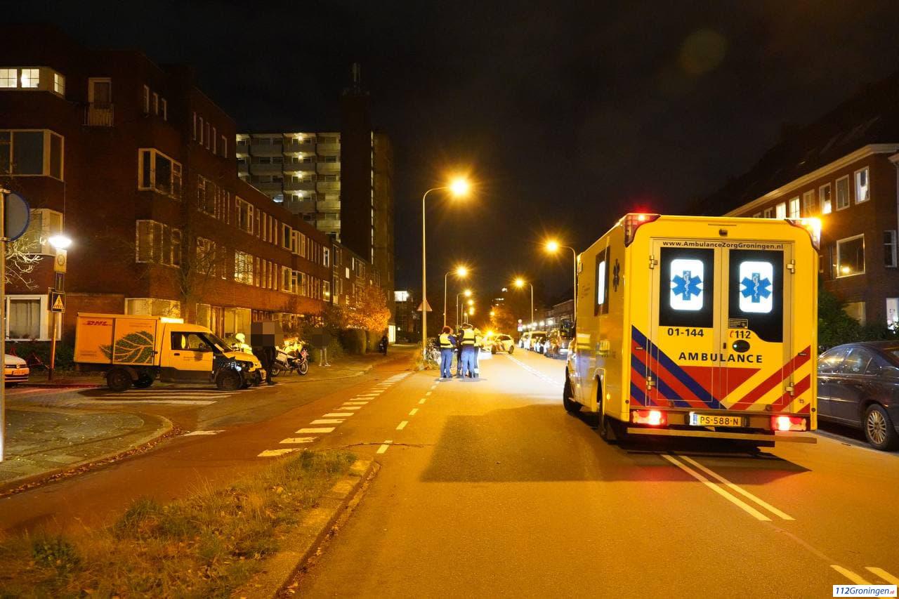 Ongeval tussen bezorgscooter en DHL bezorgauto in Groningen.