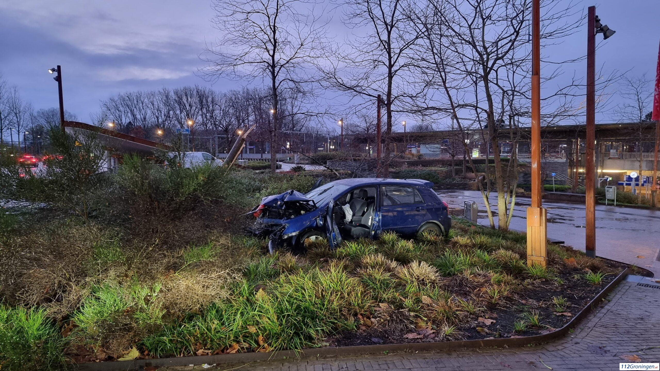 Auto total loss na eenzijdig ongeval bij station Europapark, 1 gewonde.