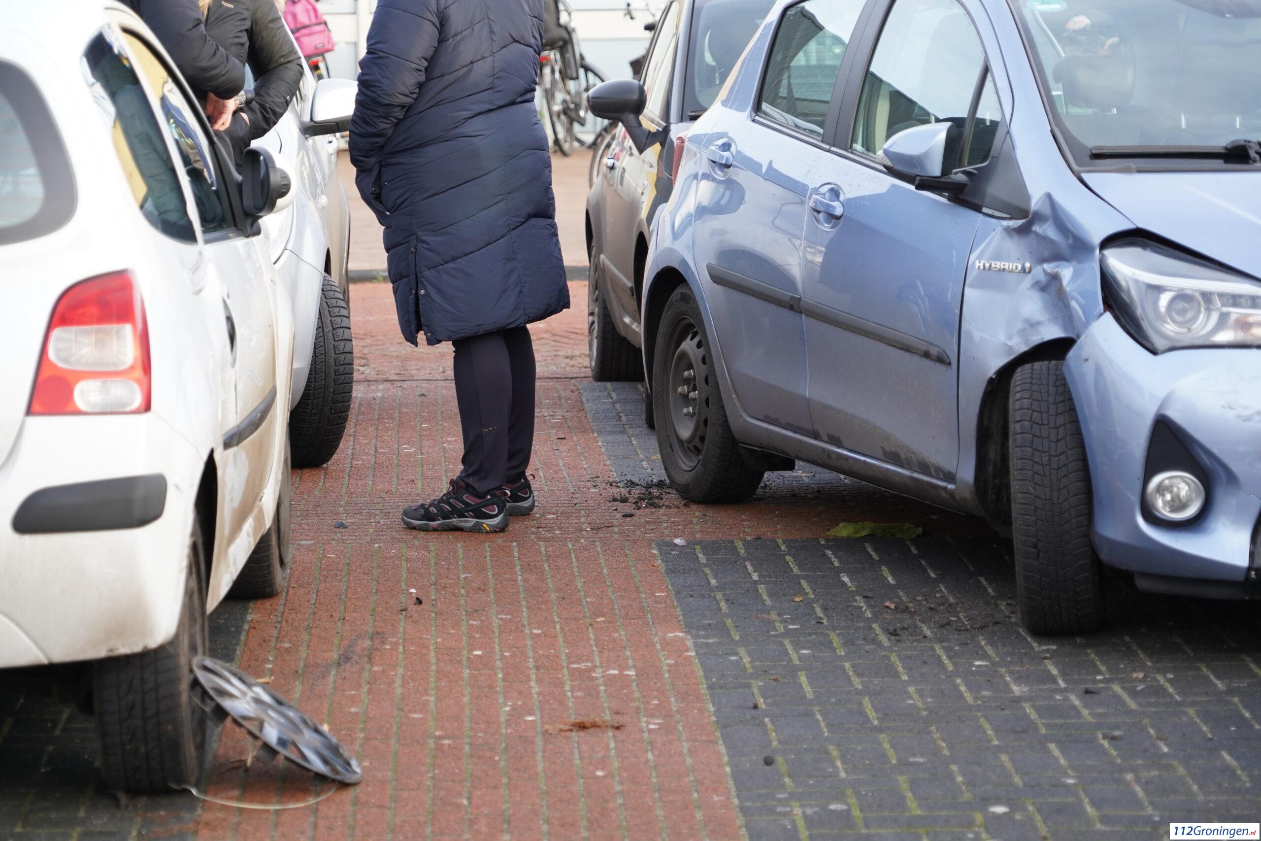 Meerdere voertuigen schade na ongeval op parkeerplaats in Roden.