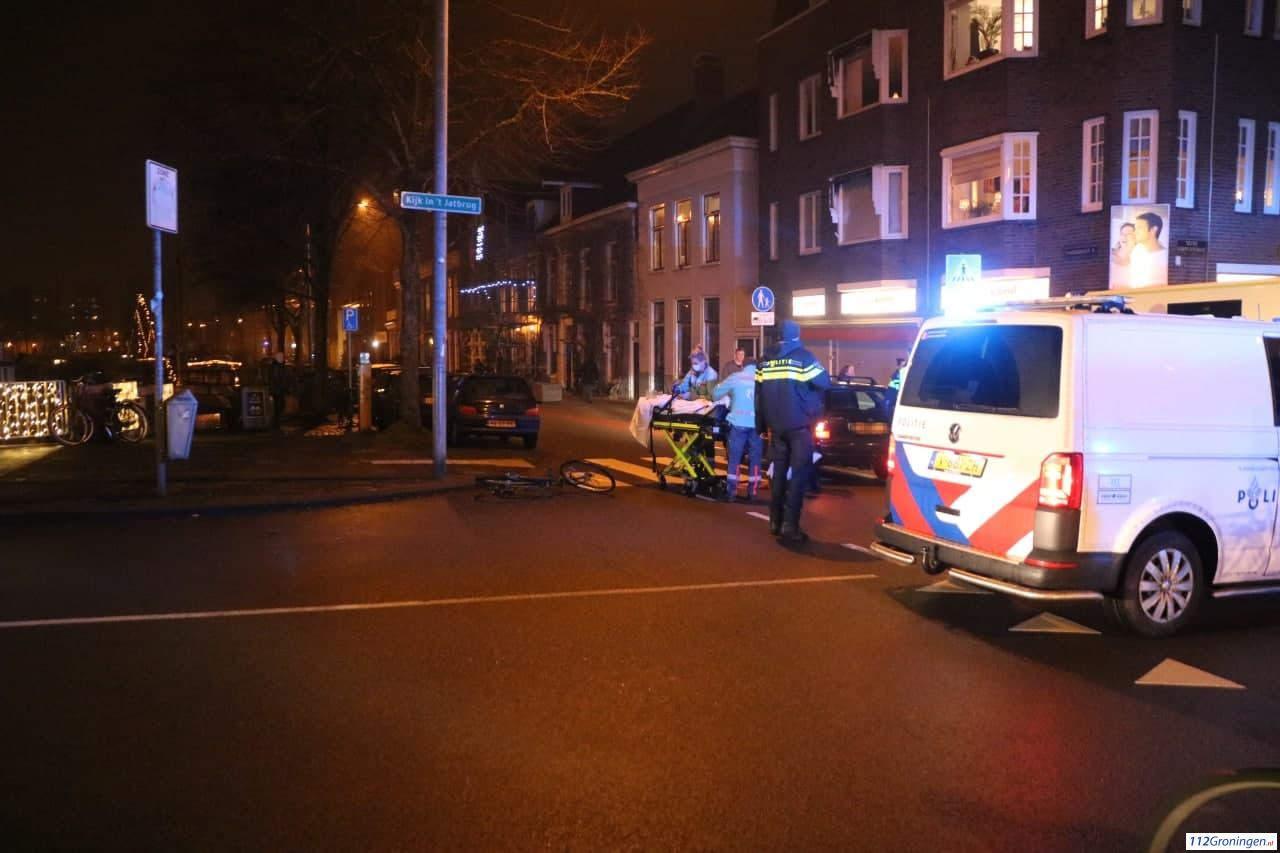 Fietser raakt gewond bij aanrijding met auto op Noorderhaven in Groningen.
