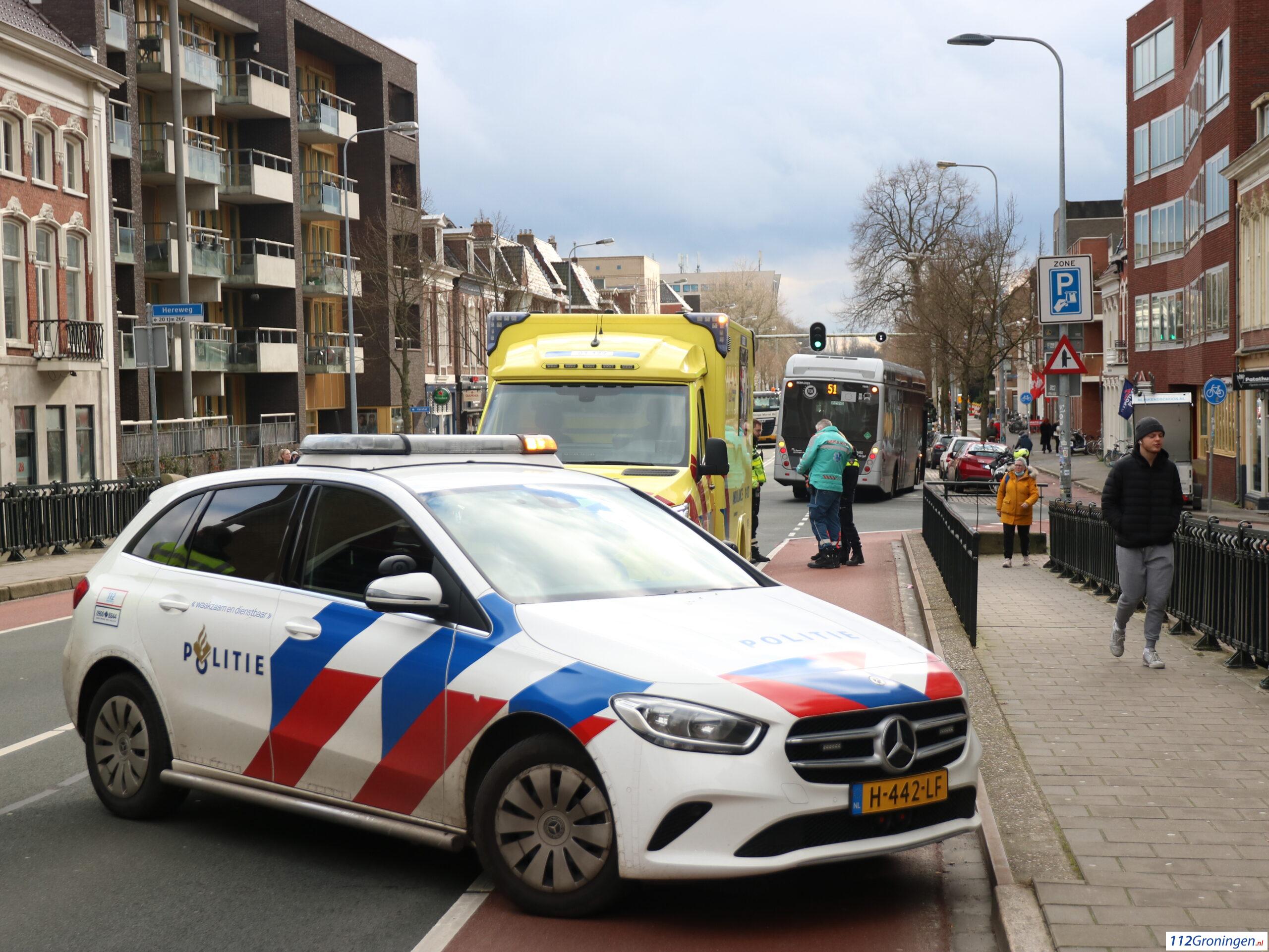 Fietser raakt gewond bij botsing met lijnbus op Hereweg.