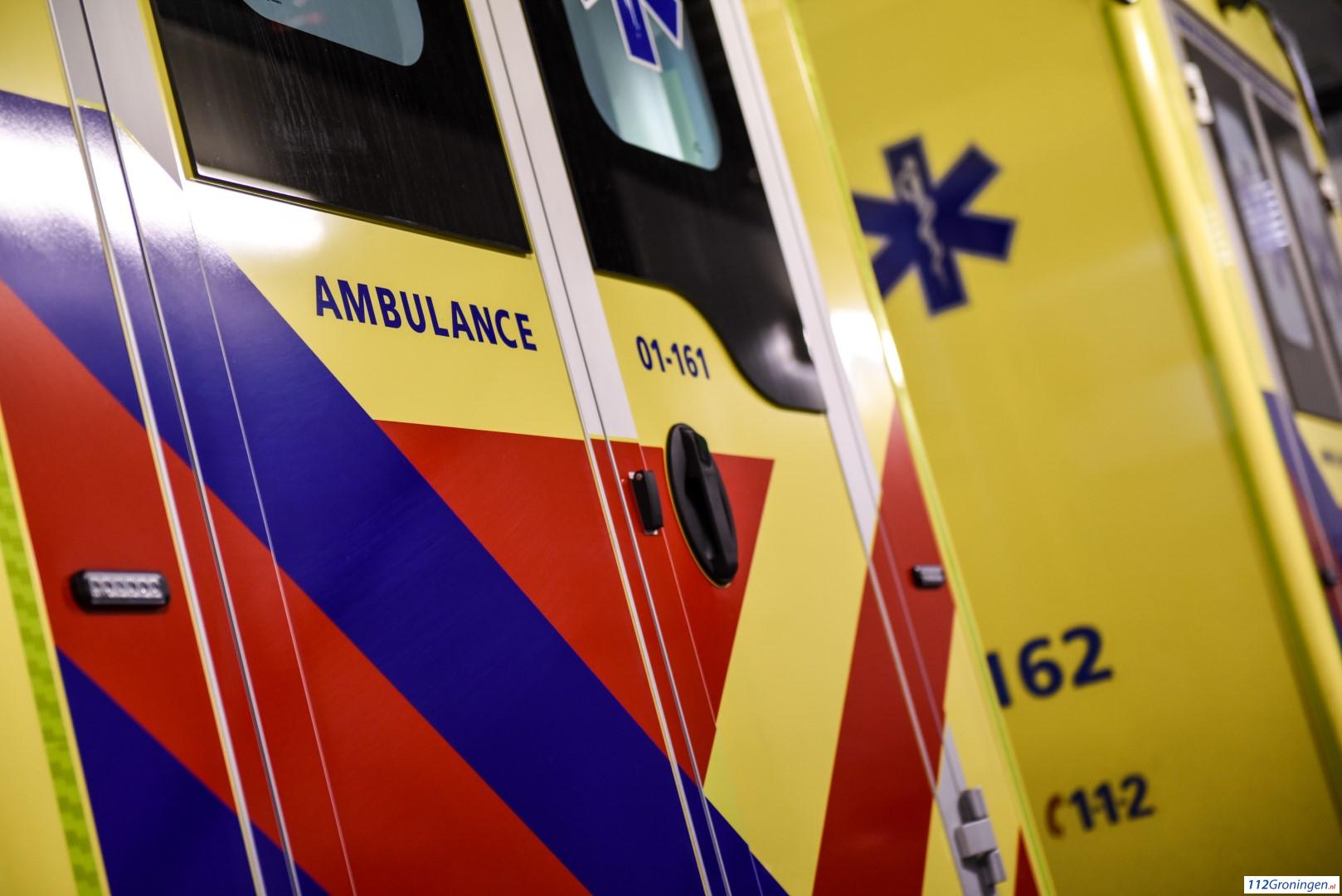 Scooterpassagier valt na ongeluk in Nieuw-Weerdinge ambulancepersoneel aan en wordt in de boeien geslagen.