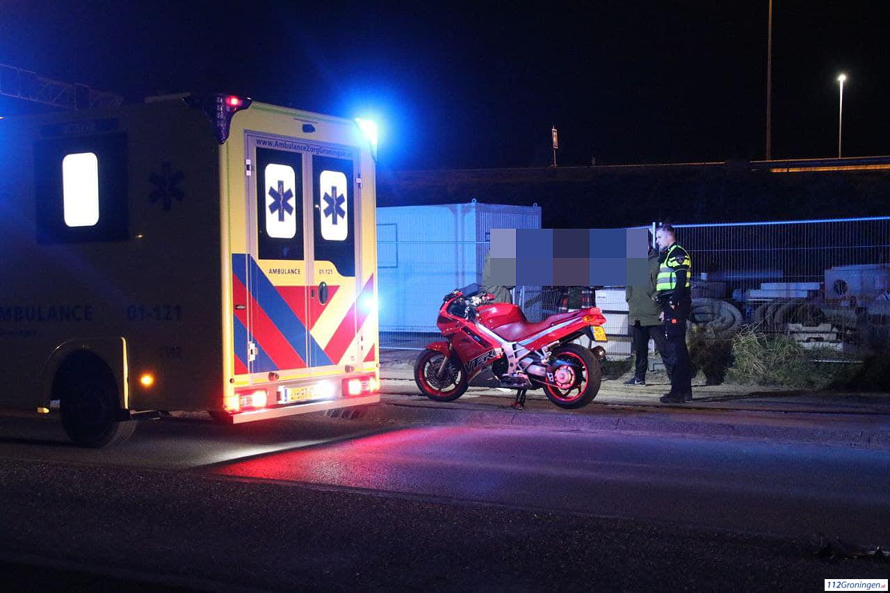 Motorrijder gaat onderuit en raakt gewond bij ongeval in Groningen.