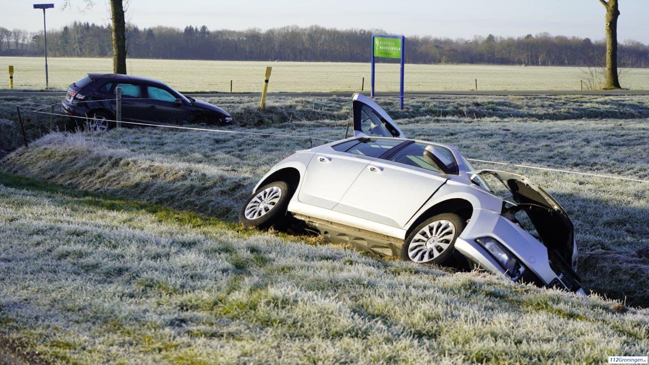 Auto`s komen in sloot na ongeval bij Lieveren.