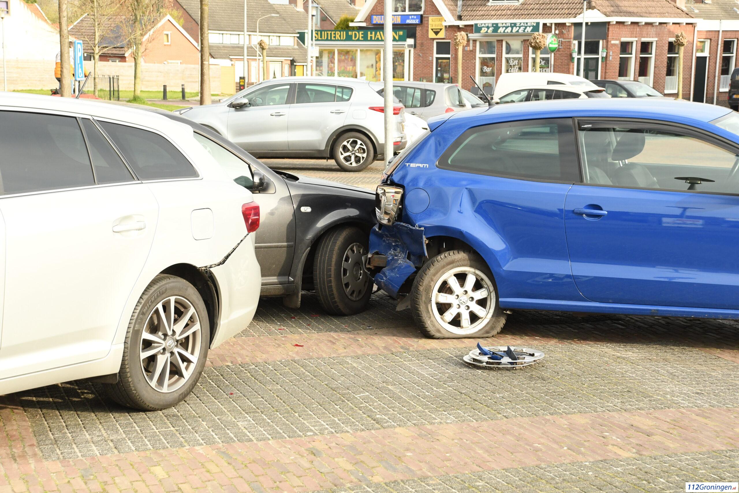 Vier auto`s en twee fietsen betrokken bij ongeval op parkeerplaats Jumbo Scheemda.