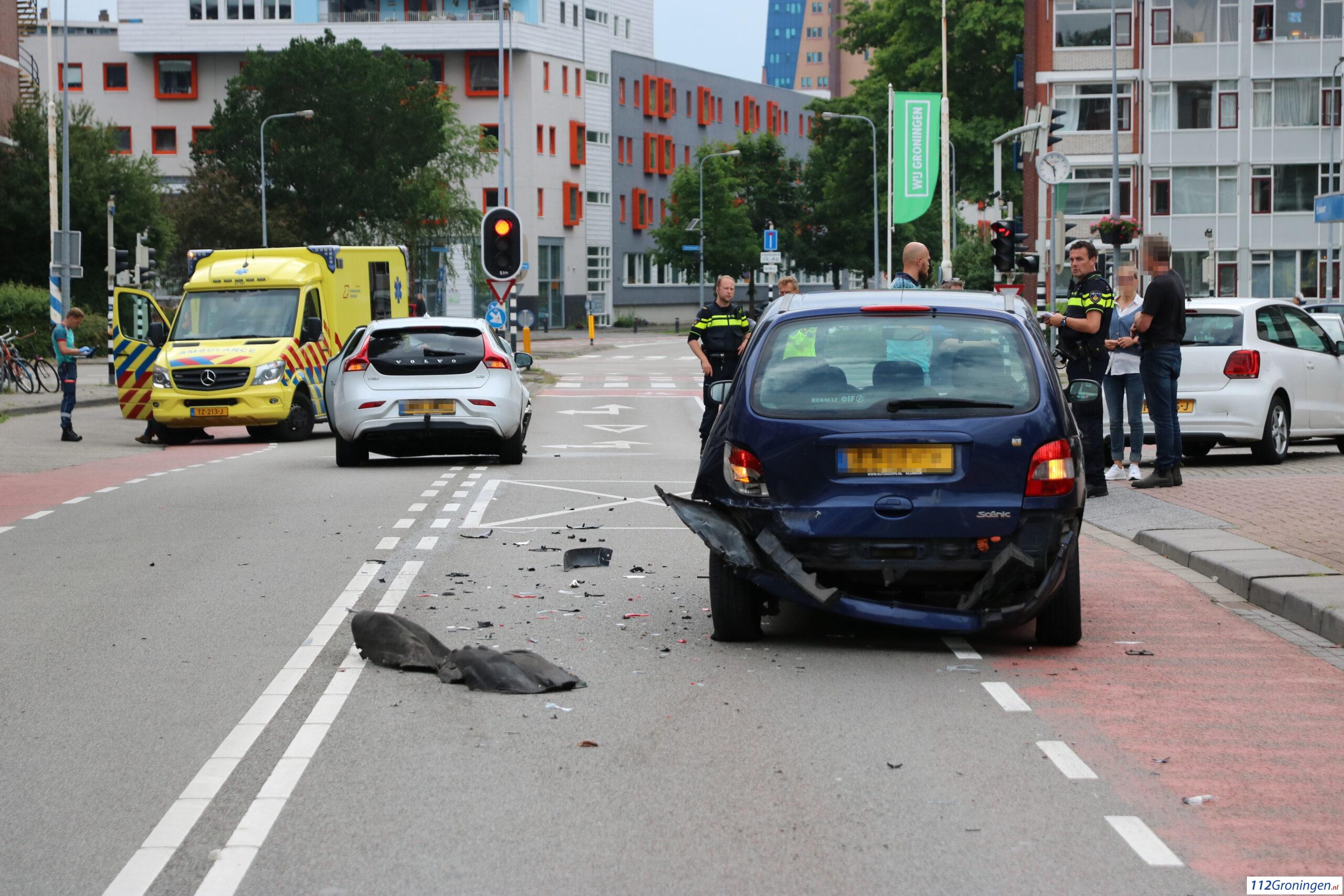 Drie auto’s betrokken bij fors ongeval Overwinningsplein.