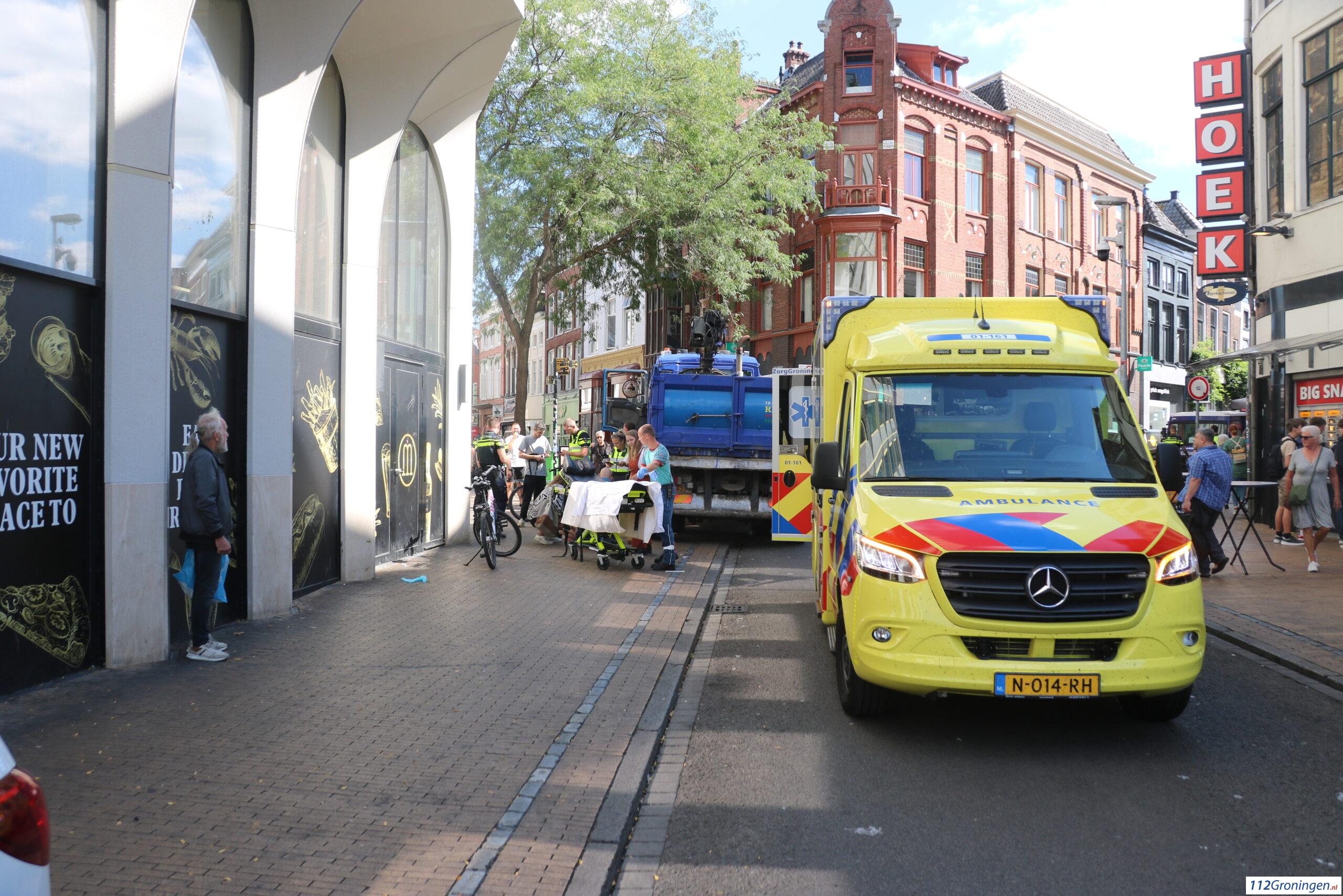 Aanrijding tussen een voetganger en vrachtwagen op de Oosterstraat in Groningen.