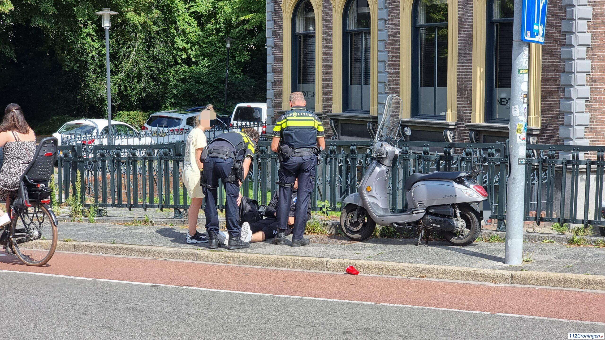 Scooterrijder lichtgewond na botsing met automobilist in stad.
