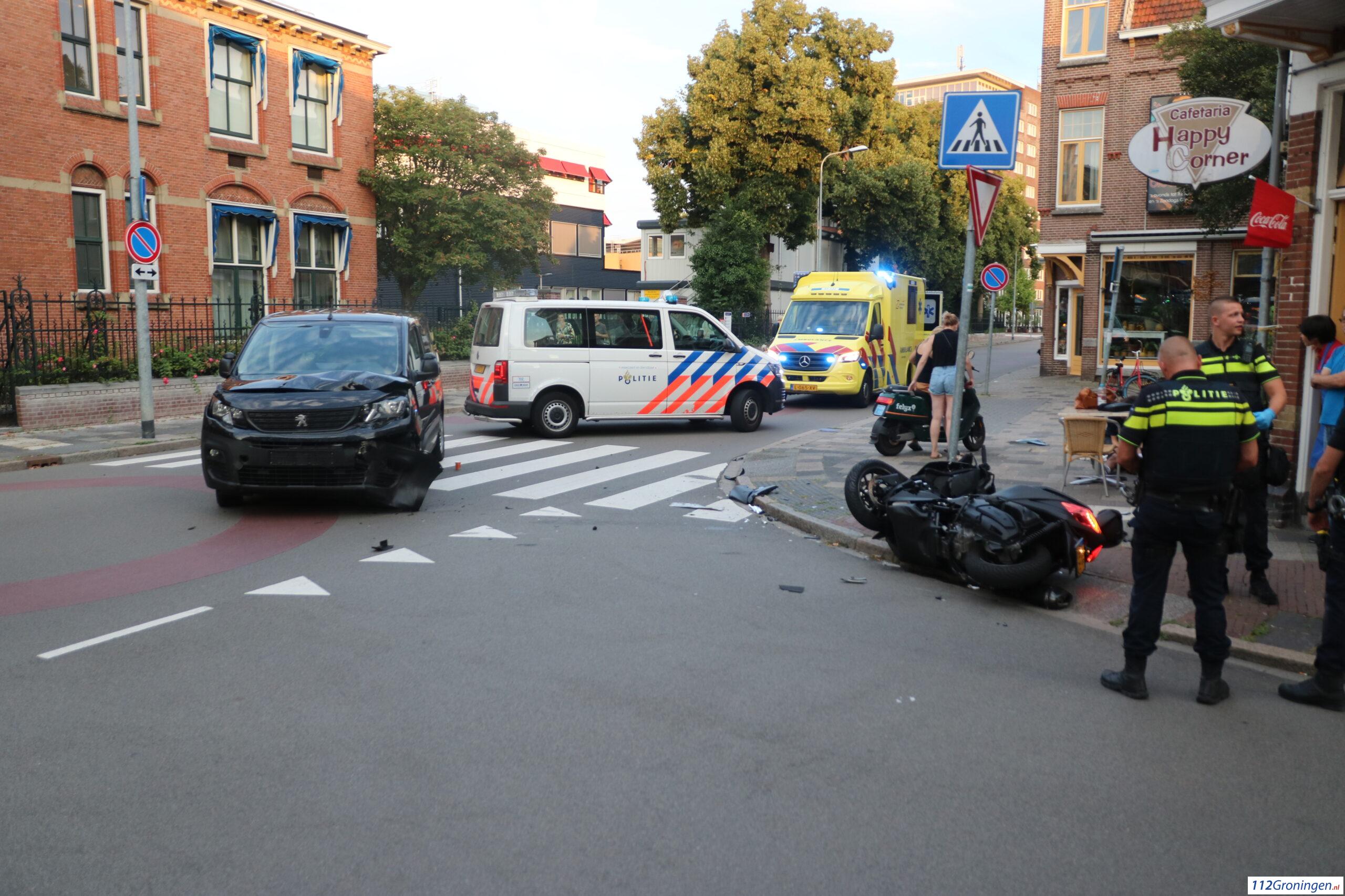 Ongeval tussen auto en motor op de Oostersingel in Groningen.