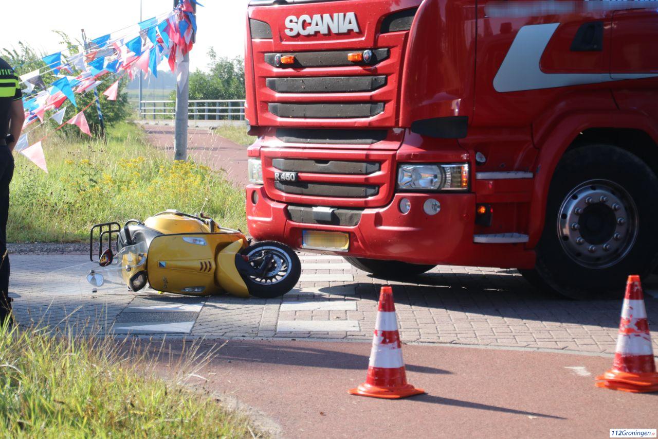Scooterrijdster gewond na aanrijding met vrachtwagen in Groningen.