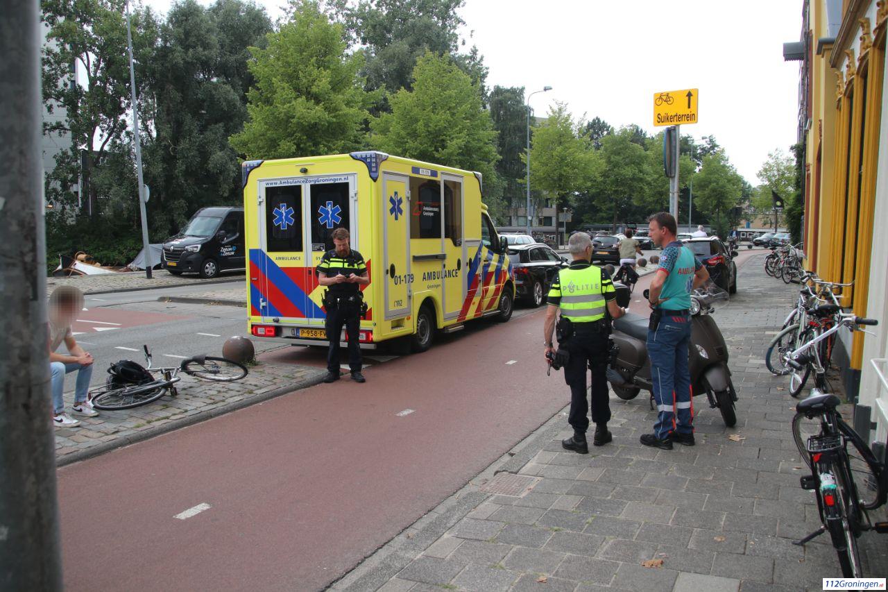Scooterrijder lichtgewond na botsing met fietser op Hoendiepskade.