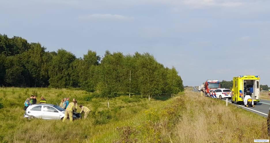 Auto beland naast de N391 nabij Roswinkel
