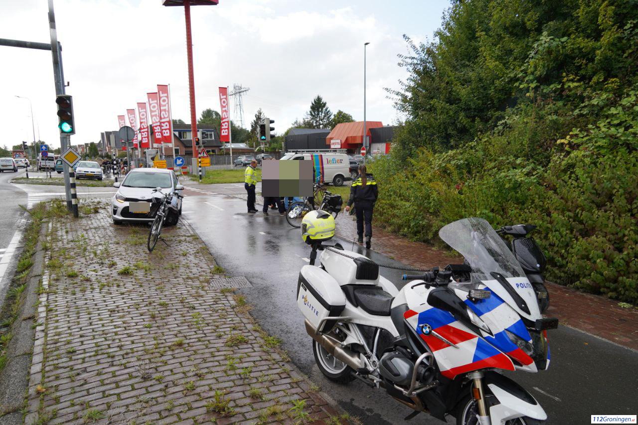 Fietser lichtgewond door botsing met scooter op Rijksweg.