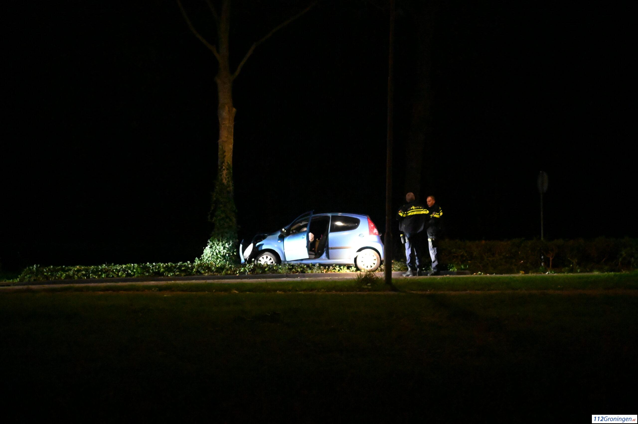 Automobiliste eindigt tegen boom bij eenzijdig ongeval in Winschoten.