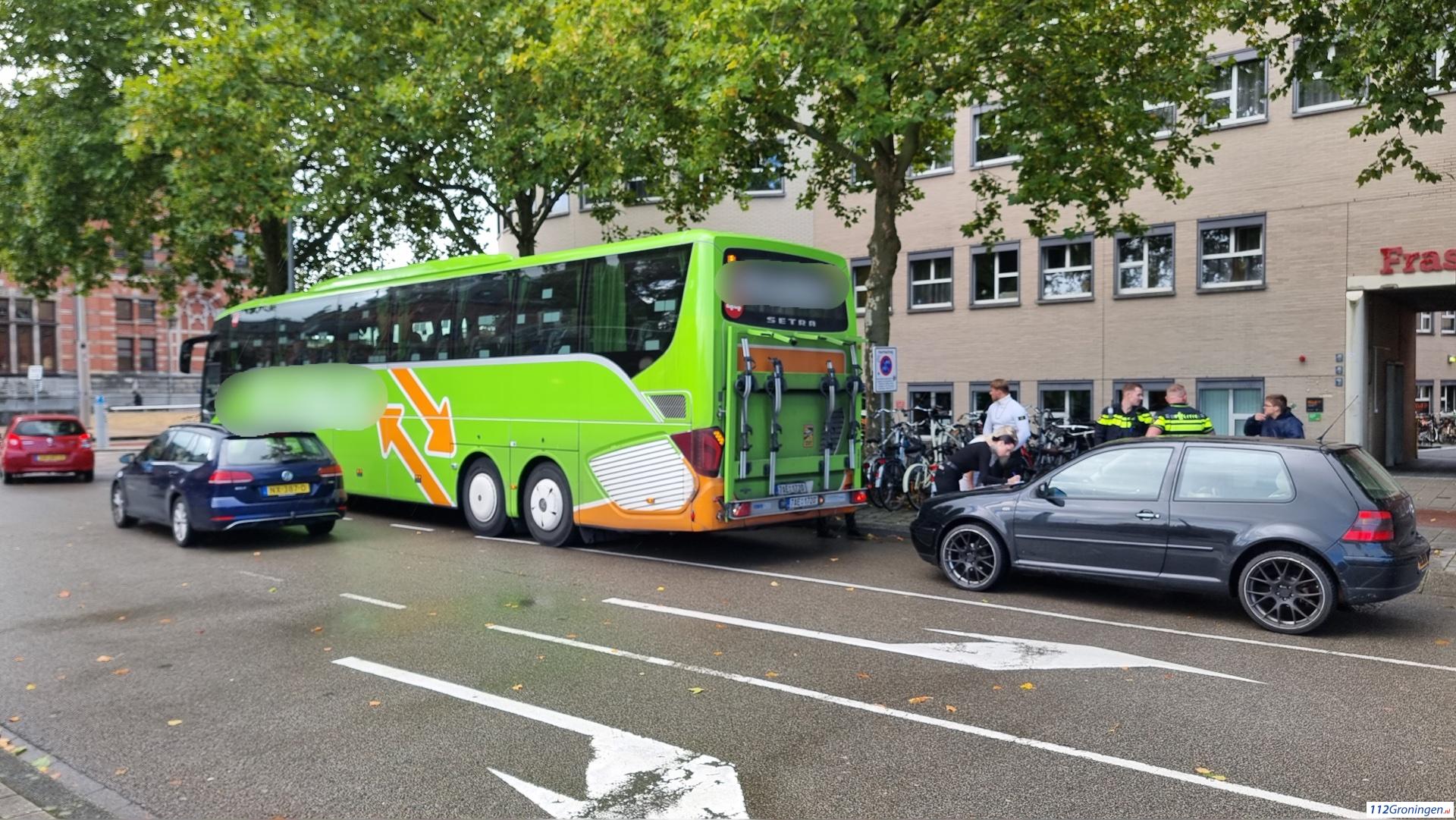 Aanrijding tussen touringcar en auto op de Stationsweg in Groningen.