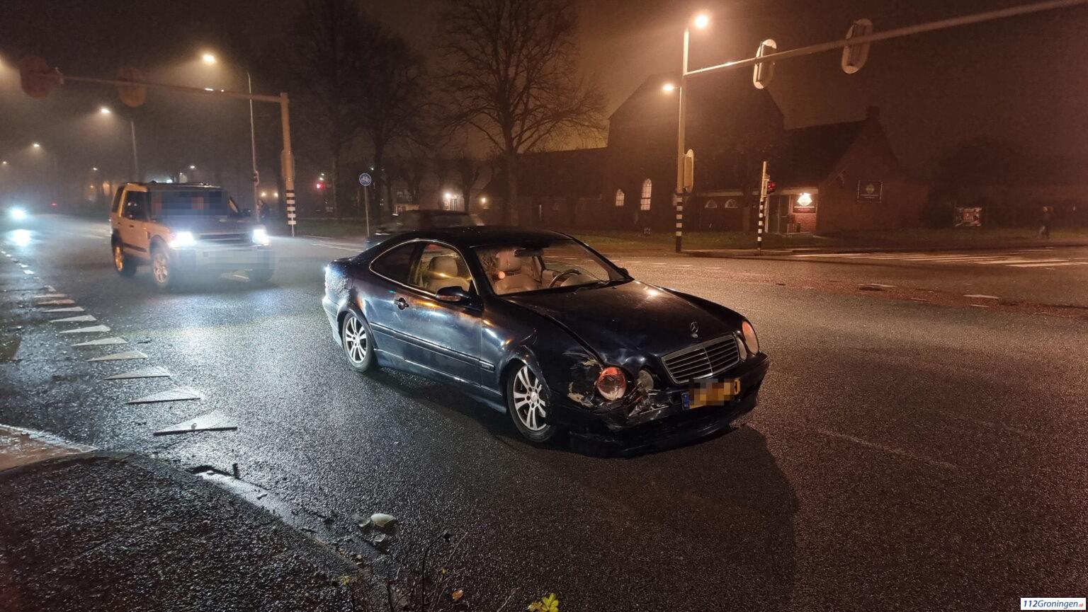 Forse schade bij aanrijding op het Damsterdiep in Stad. Forse schade bij aanrijding op het Damsterdiep in Stad.