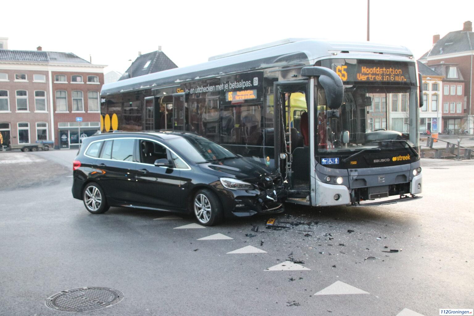 Botsing auto/ bus op het Gedempte Kattendiep. Botsing auto/ bus op het Gedempte Kattendiep.