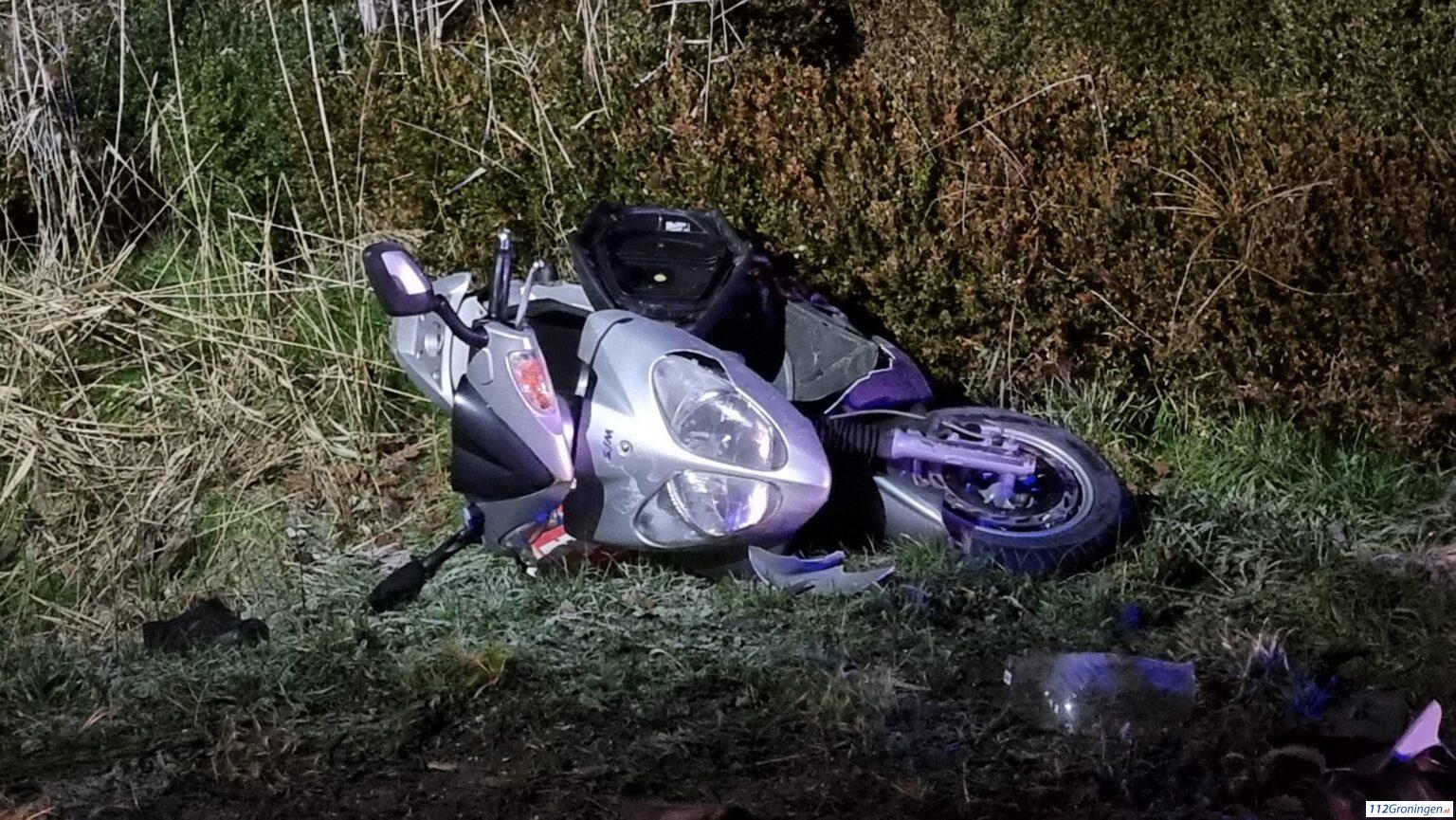 Twee gewonden bij ongeval tussen auto en scooter in Groningen.