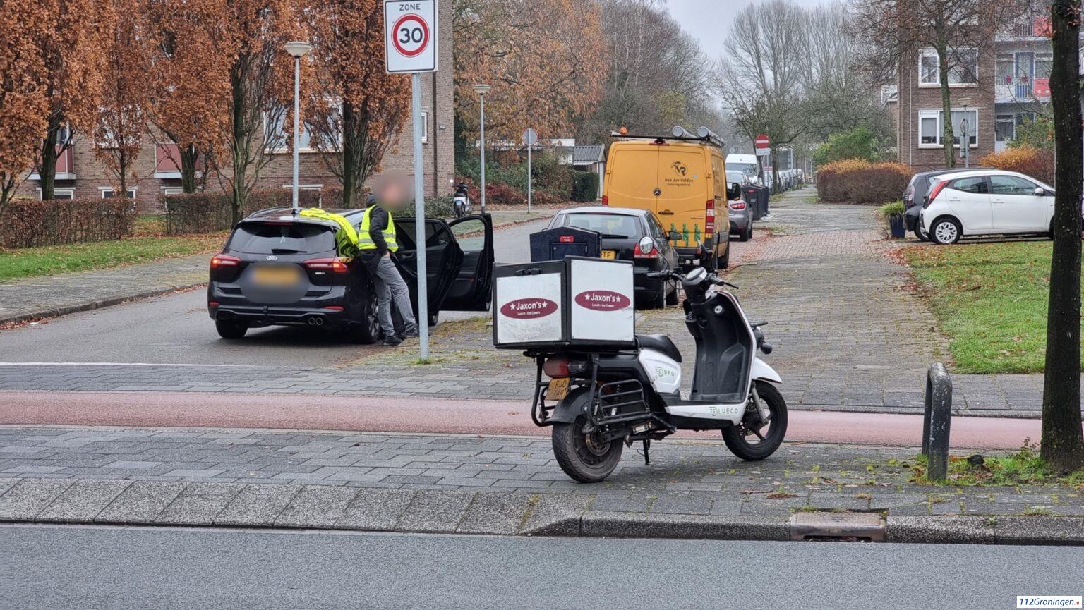 Scooterbestuurder lichtgewond geraakt door aanrijding met auto in Groningen.