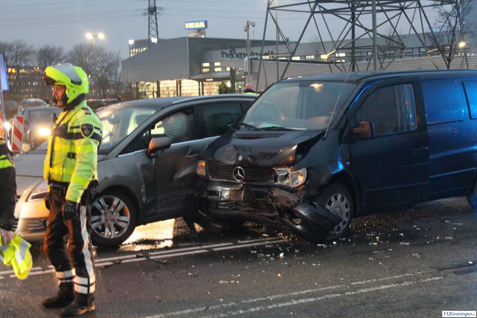 Forse schade bij ongeval Bornholmstraat, 1 gewonde. Forse schade bij ongeval Bornholmstraat, 1 gewonde.