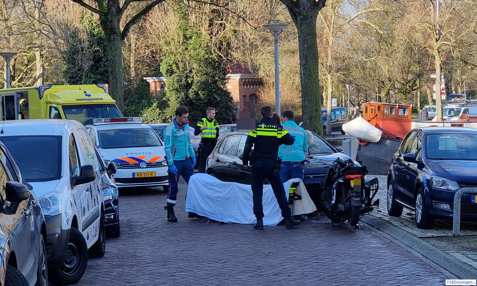 Scooterrijder raakt gewond na botsing met automobilist.