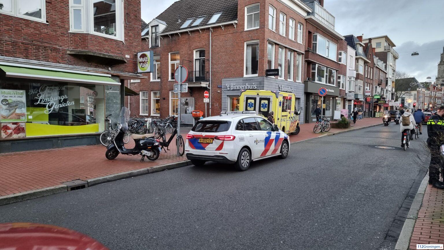 Scooterrijder en fietser in botsing met elkaar. Scooterrijder en fietser in botsing met elkaar.