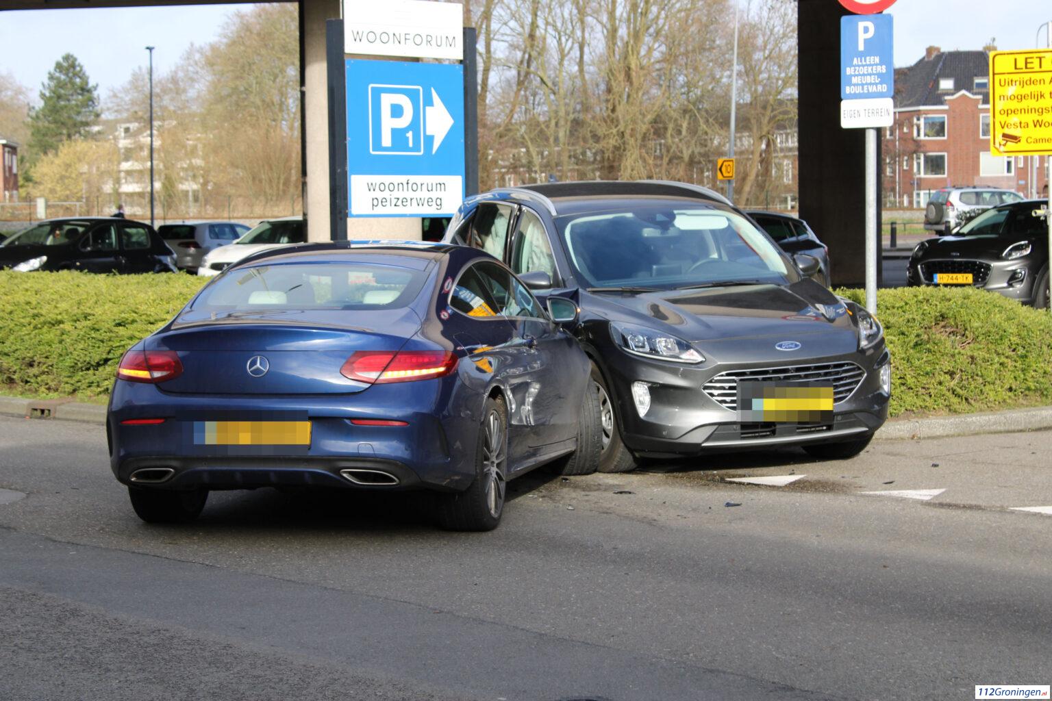 Forse botsing tussen twee personenauto’s nabij Vesta Peizerweg. Forse botsing tussen twee personenauto’s nabij Vesta Peizerweg.