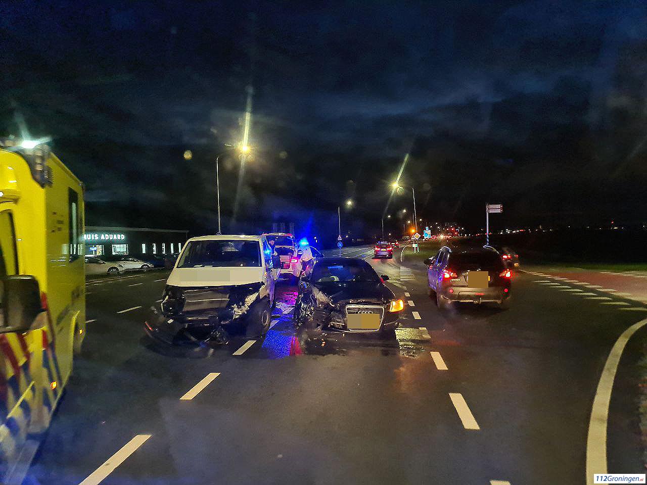 Forse schade bij ongeval op de N355 bij Aduard, 1 gewonde. Forse schade bij ongeval op de N355 bij Aduard, 1 gewonde.