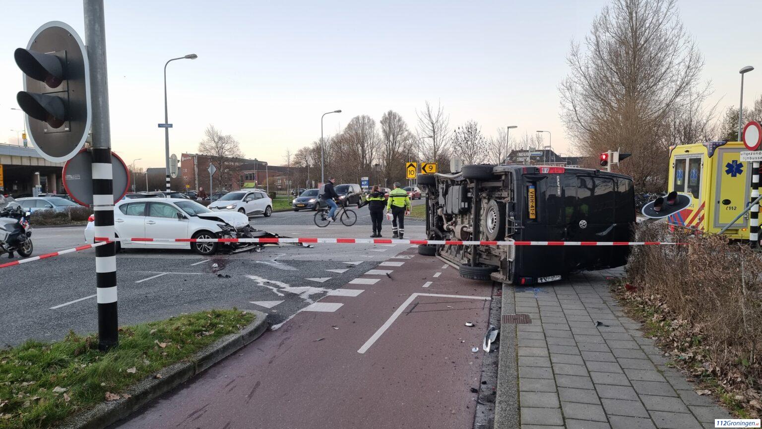 Bestelbus gekanteld bij fors ongeval op Peizerbaan in Groningen.