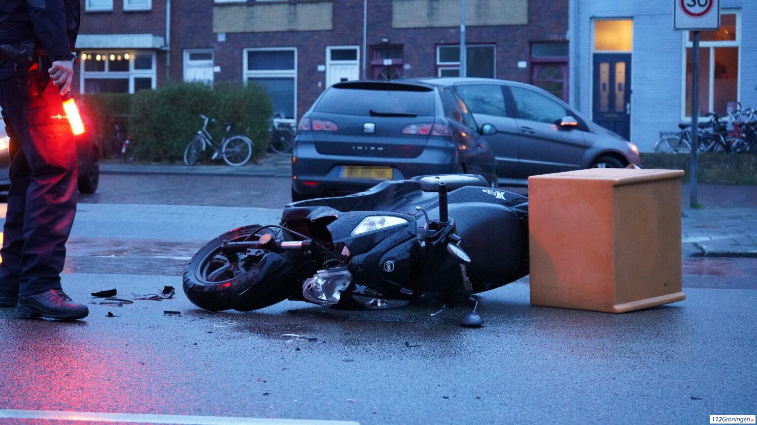 Scooterrijder gewond na aanrijding op Friessestraatweg.