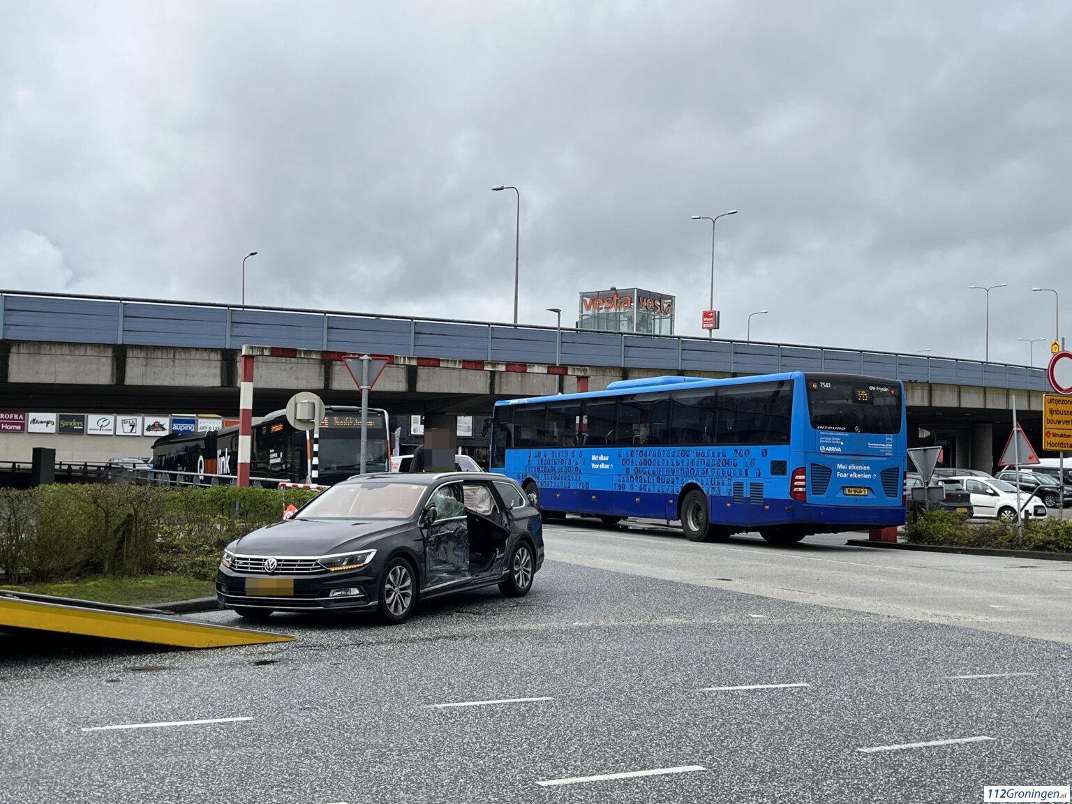 Bus en automobilist in botsing op de Peizerbaan. Bus en automobilist in botsing op de Peizerbaan.